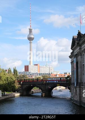 Berlino, Germania 14 ottobre 2023, veduta dal nord del ponte Monbijou sulla Sprea verso Alexanderplatz con la torre della televisione Foto Stock