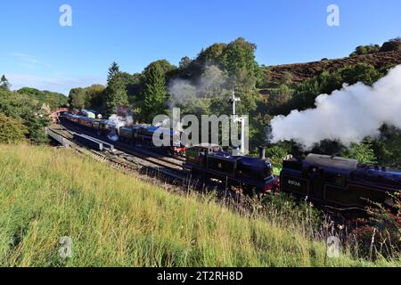 Il doppio header incontra il doppio header alla stazione di Goathland sulla North Yorkshire Moors Railway durante il gala del 50° anniversario della ferrovia. Foto Stock