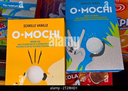 Mochi Eiscreme in der Tiefkühl-Theke im Supermarkt. Mochi auch o-Mochi oder Omochi ist die Bezeichnung für japanische Reiskuchen aus Klebreis, die traditionell vor allem zu Neujahr gegessen werden *** gelato Mochi nel banco congelato del supermercato Mochi anche o Mochi o Omochi è il nome delle torte di riso giapponesi a base di riso glutinoso, che vengono tradizionalmente mangiati soprattutto il giorno di Capodanno credito: Imago/Alamy Live News Foto Stock