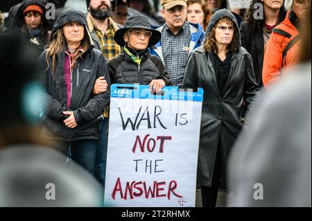 Montpelier, USA. 20 ottobre 2023. I partecipanti tengono cartelli durante un incontro presso la Vermont State House a Montpelier, VT, USA, per piangere le vittime della lotta in Israele e Gaza. Crediti: John Lazenby/Alamy Live News Foto Stock