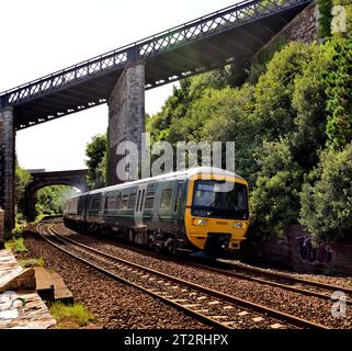 In una posizione storica ben nota, la BR classe 166 No 166204 parte da Teignmouth con il treno 2F25 il 15,39 Paignton per Exmouth. Foto Stock