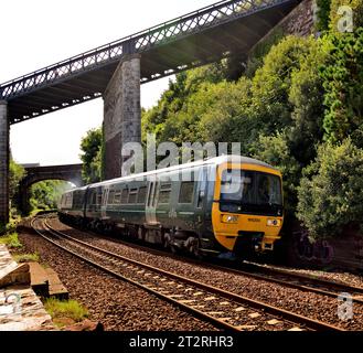 In una posizione storica ben nota, la BR classe 166 No 166204 parte da Teignmouth con il treno 2F25 il 15,39 Paignton per Exmouth. Foto Stock