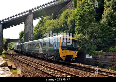 In una posizione storica ben nota, la BR classe 166 No 166204 parte da Teignmouth con il treno 2F25 il 15,39 Paignton per Exmouth. Foto Stock