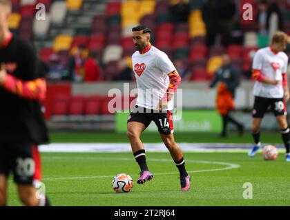 21 ottobre 2023; Gtech Community Stadium, Brentford, Londra, Inghilterra; Premier League Football, Brentford contro Burnley; Saman Ghoddos di Brentford riscaldamento Foto Stock