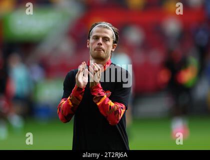 21 ottobre 2023; Gtech Community Stadium, Brentford, Londra, Inghilterra; Premier League Football, Brentford contro Burnley; Mathias Jensen di Brentford riscaldamento Foto Stock