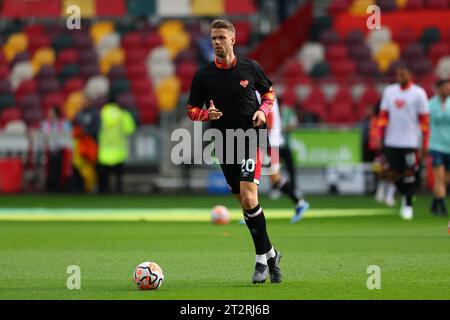 21 ottobre 2023; Gtech Community Stadium, Brentford, Londra, Inghilterra; Premier League Football, Brentford contro Burnley; Kristoffer Ajer di Brentford riscaldamento Foto Stock