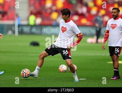 21 ottobre 2023; Gtech Community Stadium, Brentford, Londra, Inghilterra; Premier League Football, Brentford contro Burnley; Kim Ji-Soo di Brentford Warming Up Foto Stock