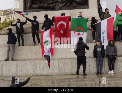 Londra 20 settembre 2023. Migliaia di persone di molte nazionalità si recano per le strade del centro di Londra per protestare contro il trattamento riservato al popolo palestinese dallo Stato di Israele. NELLA FOTO: I giovani sui gradini del monumento reggono bandiere Bridget Catterall AlamyLiveNews. Foto Stock