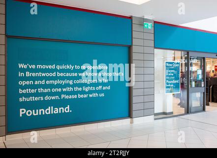 Brentwood, Essex, Regno Unito, 21 ottobre 2023 uno dei primi negozi di Poundland apre le sue porte a Brentwood Essex quello che era Wilko prima che entrassero in amministrazione e Poundland sta rilevando molti altri negozi Wilko credito: Richard Lincoln/Alamy Live News Foto Stock