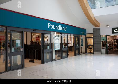 Brentwood, Essex, Regno Unito, 21 ottobre 2023 uno dei primi negozi di Poundland apre le sue porte a Brentwood Essex quello che era Wilko prima che entrassero in amministrazione e Poundland sta rilevando molti altri negozi Wilko credito: Richard Lincoln/Alamy Live News Foto Stock