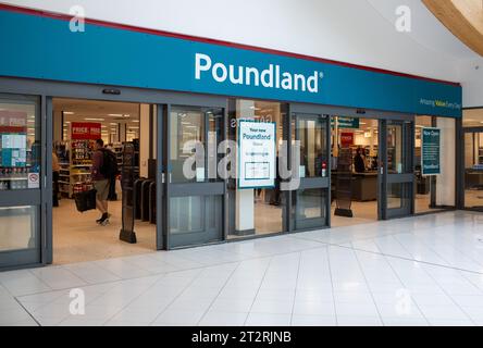 Brentwood, Essex, Regno Unito, 21 ottobre 2023 uno dei primi negozi di Poundland apre le sue porte a Brentwood Essex quello che era Wilko prima che entrassero in amministrazione e Poundland sta rilevando molti altri negozi Wilko credito: Richard Lincoln/Alamy Live News Foto Stock