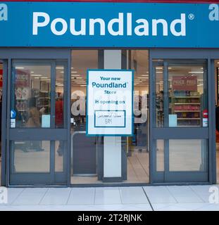 Brentwood, Essex, Regno Unito, 21 ottobre 2023 uno dei primi negozi di Poundland apre le sue porte a Brentwood Essex quello che era Wilko prima che entrassero in amministrazione e Poundland sta rilevando molti altri negozi Wilko credito: Richard Lincoln/Alamy Live News Foto Stock