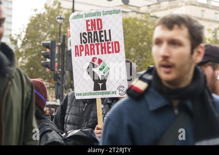 Londra 20 settembre 2023. Migliaia di persone di molte nazionalità si recano per le strade del centro di Londra per protestare contro il trattamento riservato al popolo palestinese dallo Stato di Israele. NELLA FOTO: Un cartello etichettato "End Israeli Apartheid" Bridget Catterall AlamyLiveNews. Foto Stock