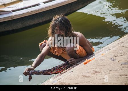 Sacerdote Sadhu che fa un bagno rituale al fiume Gange a Varanasi Foto Stock