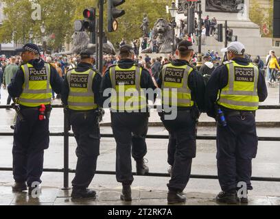 Londra 20 settembre 2023. Migliaia di persone di molte nazionalità si recano per le strade del centro di Londra per protestare contro il trattamento riservato al popolo palestinese dallo Stato di Israele. NELLA FOTO: Presenza pesante della polizia Bridget Catterall AlamyLiveNews. Foto Stock