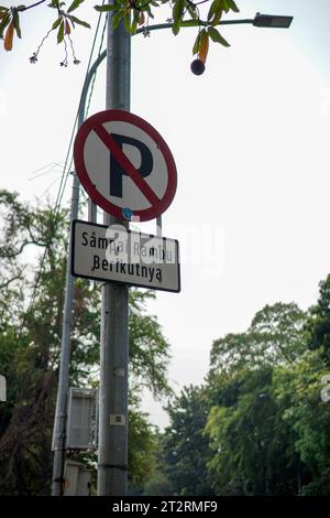 Indonesiano. segnali stradali che ti dicono di non fare un paracadute intorno al cartello. Foto Stock