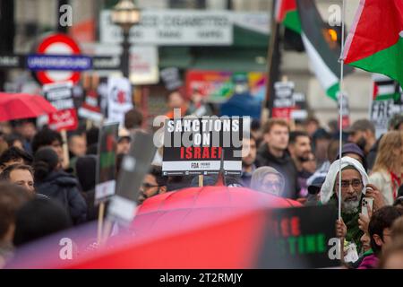 Londra, Inghilterra, Regno Unito. 21 ottobre 2023. Migliaia di manifestanti marciano attraverso il centro di Londra nella marcia nazionale per la Palestina, (Credit Image: © Tayfun salci/ZUMA Press Wire) SOLO USO EDITORIALE! Non per USO commerciale! Foto Stock