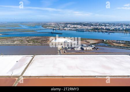 Huelva, Spagna - 21 ottobre 2023: Produzione di sale negli evaporatori del sale marino nella riserva naturale Marismas del Odiel. Produzione tradizionale di sale marino Foto Stock