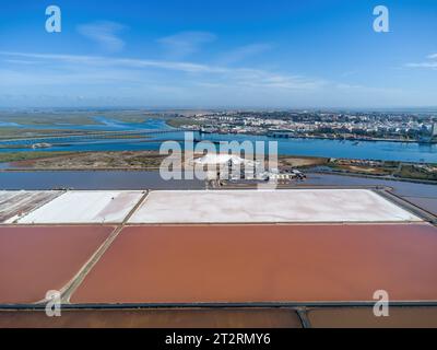 Vista aerea della produzione di sale negli evaporatori del sale marino nella riserva naturale Marismas del Odiel. Produzione tradizionale di sale marino prodotta da Foto Stock