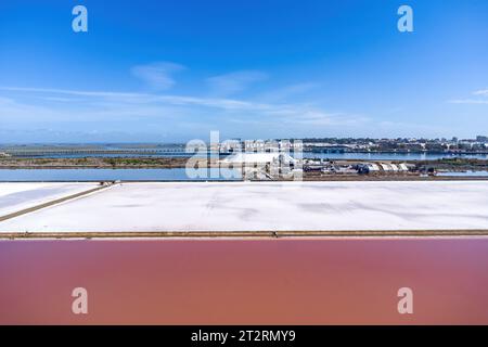 Huelva, Spagna - 21 ottobre 2023: Produzione di sale negli evaporatori del sale marino nella riserva naturale Marismas del Odiel. Produzione tradizionale di sale marino Foto Stock