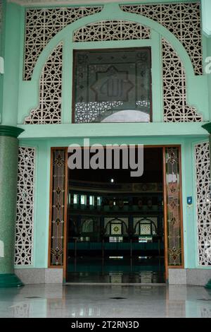 Arabo, indonesiano. Bellissimo ingresso alla moschea con ornamenti arabi. senza guardare dalla parte anteriore con un punto di vista parallelo. Foto Stock