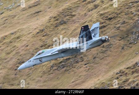 Ein Kampfflugzeug der Schweizer Luftwaffe vom Typ McDonnell Douglas F/A-18C Hornet. Flugvorführungen der Schweizer Luftwaffe auf dem Fliegerschiessplatz Axalp-Ebenfluh AM 18. Oktober 2023. Axalp ob Brienz Kanton Bern Schweiz *** Un McDonnell Douglas F A 18C Hornet caccia dimostrazioni di volo presso la gamma aerea Axalp Ebenfluh il 18 ottobre 2023 Axalp ob Brienz Canton Berna Svizzera credito: Imago/Alamy Live News Foto Stock