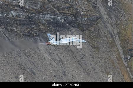 Ein Kampfflugzeug der Schweizer Luftwaffe vom Typ McDonnell Douglas F/A-18C Hornet. Flugvorführungen der Schweizer Luftwaffe auf dem Fliegerschiessplatz Axalp-Ebenfluh AM 18. Oktober 2023. Axalp ob Brienz Kanton Bern Schweiz *** Un McDonnell Douglas F A 18C Hornet caccia dimostrazioni di volo presso la gamma aerea Axalp Ebenfluh il 18 ottobre 2023 Axalp ob Brienz Canton Berna Svizzera credito: Imago/Alamy Live News Foto Stock
