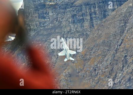 Ein Kampfflugzeug der Schweizer Luftwaffe vom Typ McDonnell Douglas F/A-18C Hornet. Flugvorführungen der Schweizer Luftwaffe auf dem Fliegerschiessplatz Axalp-Ebenfluh AM 18. Oktober 2023. Axalp ob Brienz Kanton Bern Schweiz *** Un McDonnell Douglas F A 18C Hornet caccia dimostrazioni di volo presso la gamma aerea Axalp Ebenfluh il 18 ottobre 2023 Axalp ob Brienz Canton Berna Svizzera credito: Imago/Alamy Live News Foto Stock