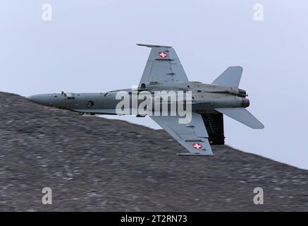 Ein Kampfflugzeug der Schweizer Luftwaffe vom Typ McDonnell Douglas F/A-18C Hornet. Flugvorführungen der Schweizer Luftwaffe auf dem Fliegerschiessplatz Axalp-Ebenfluh AM 18. Oktober 2023. Axalp ob Brienz Kanton Bern Schweiz *** Un McDonnell Douglas F A 18C Hornet caccia dimostrazioni di volo presso la gamma aerea Axalp Ebenfluh il 18 ottobre 2023 Axalp ob Brienz Canton Berna Svizzera credito: Imago/Alamy Live News Foto Stock