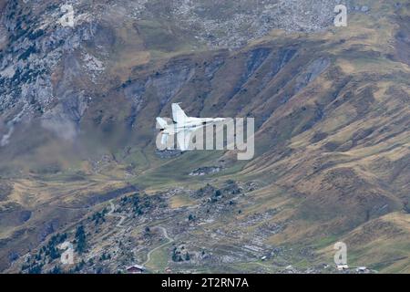 Ein Kampfflugzeug der Schweizer Luftwaffe vom Typ McDonnell Douglas F/A-18C Hornet. Flugvorführungen der Schweizer Luftwaffe auf dem Fliegerschiessplatz Axalp-Ebenfluh AM 18. Oktober 2023. Axalp ob Brienz Kanton Bern Schweiz *** Un McDonnell Douglas F A 18C Hornet caccia dimostrazioni di volo presso la gamma aerea Axalp Ebenfluh il 18 ottobre 2023 Axalp ob Brienz Canton Berna Svizzera credito: Imago/Alamy Live News Foto Stock