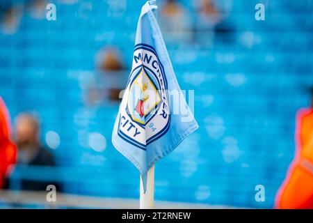 Manchester, Regno Unito. 21 ottobre 2023.. Manchester, Regno Unito. 21 ottobre 2023, bandiera d'angolo del Manchester City durante la partita di Premier League tra Manchester City e Brighton e Hove Albion all'Etihad Stadium di Manchester sabato 21 ottobre 2023. (Foto: Mike Morese | mi News) crediti: MI News & Sport /Alamy Live News Foto Stock