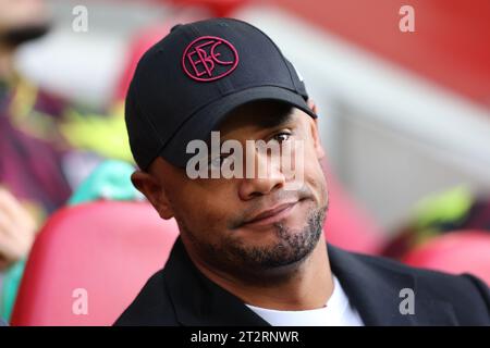 21 ottobre 2023; Gtech Community Stadium, Brentford, Londra, Inghilterra; Premier League Football, Brentford contro Burnley; il manager di Burnley Vincent Kompany nel dugout Foto Stock