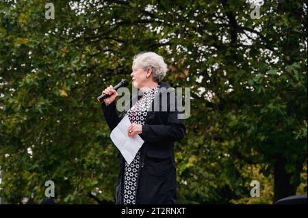 Cambridge, Regno Unito. 21 ottobre 2023. I residenti locali prendono parte a una danza a tema anni '1970 e marciano lungo Mill Road per chiedere l'introduzione di un cancello degli autobus per limitare i flussi di traffico nella strada della città. MillRoad4people sostiene che il 72% dei locali ha votato a favore del programma che ridurrebbe il flusso di veicoli sulla strada, ma non è stata ancora intrapresa alcuna azione per attuare i cambiamenti. Mill Road, che è composta da molti negozi indipendenti, aziende e aree residenziali, soffre di congestione del traffico. Crediti: Julian Eales/Alamy Live News Foto Stock