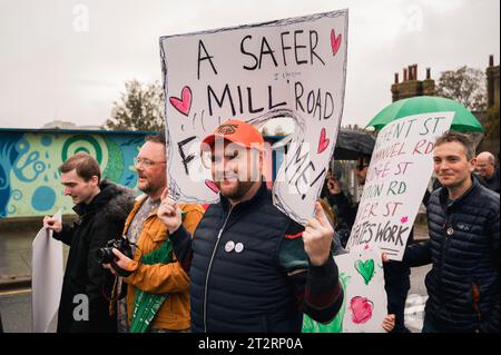 Cambridge, Regno Unito. 21 ottobre 2023. I residenti locali prendono parte a una danza a tema anni '1970 e marciano lungo Mill Road per chiedere l'introduzione di un cancello degli autobus per limitare i flussi di traffico nella strada della città. MillRoad4people sostiene che il 72% dei locali ha votato a favore del programma che ridurrebbe il flusso di veicoli sulla strada, ma non è stata ancora intrapresa alcuna azione per attuare i cambiamenti. Mill Road, che è composta da molti negozi indipendenti, aziende e aree residenziali, soffre di congestione del traffico. Crediti: Julian Eales/Alamy Live News Foto Stock