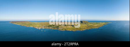 Panorama aereo dell'isola di Iona al mattino, con l'abbazia cristiana di Iona, meta di pellegrinaggio, monastero di Iona, Ebridi, Scozia Foto Stock