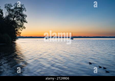 Alba al Malerwinkel, Chiemsee, Chiemgau, Baviera, Germania Foto Stock