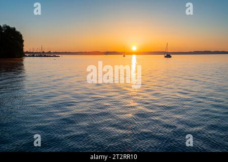 Alba al Malerwinkel, Chiemsee, Chiemgau, Baviera, Germania, Europa Foto Stock