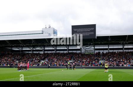 I giocatori di Brentford e Burnley, i funzionari e i tifosi osservano un minuto di silenzio durante la partita di Premier League al Gtech Community Stadium di Londra. Data immagine: Sabato 21 ottobre 2023. Foto Stock