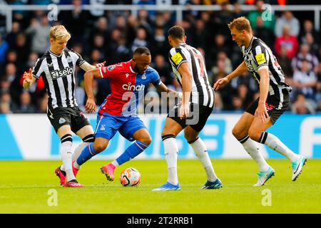 21 ottobre 2023; St James' Park, Newcastle, Inghilterra; Premier League Football, Newcastle United contro Crystal Palace; Jordan Ayew del Crystal Palace sembra battere la difesa del Newcastle United Foto Stock