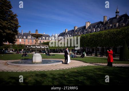 Coppia di nozze ebree, fotografo, parco, area parco, Place des Vosges, Square Louis XIII, quartiere ebraico Marais, Village St Paul, Parigi, Francia Foto Stock