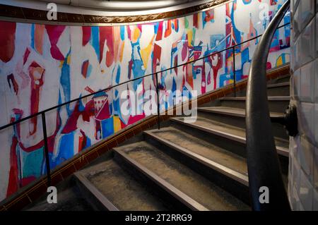 Scala, scala a chiocciola, progettata con motivi del Moulin Rouge, stazione della metropolitana Abbesses, Montmartre, Metro, Parigi, Francia Foto Stock