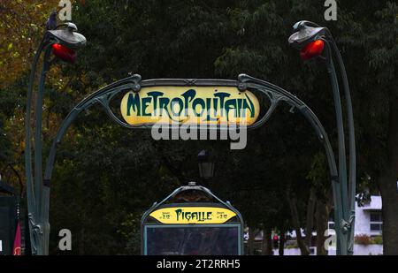 Ingresso alla stazione della metropolitana di Pigalle, progettata da Hector Guimard, Metro, Montmartre, Parigi, Francia Foto Stock