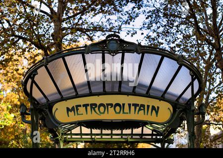 Ingresso alla stazione della metropolitana Abbesses con tetto Guimard originale in stile Art nouveau, progettato da Hector Guimard, Metro, Montmartre, Parigi, Francia Foto Stock