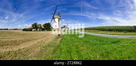 Il mulino a vento Eickhorst fa parte della Westphalian Mill Road e si trova a Hille, nel distretto di Minden-Luebbecke, nella Renania settentrionale-Vestfalia, in Germania Foto Stock