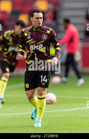 Londra, Regno Unito. 21 ottobre 2023.Londra, Regno Unito. 21 ottobre 2023. Connor Roberts di Burnleywarms in vista della partita di Premier League tra Brentford e Burnley al Gtech Community Stadium di Londra, in Inghilterra, il 21 ottobre 2023. Foto di Grant Winter. Solo per uso editoriale, licenza necessaria per uso commerciale. Nessun utilizzo in scommesse, giochi o pubblicazioni di un singolo club/campionato/giocatore. Credito: UK Sports Pics Ltd/Alamy Live News Foto Stock