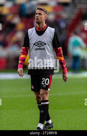 Londra, Regno Unito. 21 ottobre 2023.Londra, Regno Unito. 21 ottobre 2023. Kristoffer Ajer di Brentford prima della partita di Premier League tra Brentford e Burnley al Gtech Community Stadium, Londra, Inghilterra, il 21 ottobre 2023. Foto di Grant Winter. Solo per uso editoriale, licenza necessaria per uso commerciale. Nessun utilizzo in scommesse, giochi o pubblicazioni di un singolo club/campionato/giocatore. Credito: UK Sports Pics Ltd/Alamy Live News Foto Stock