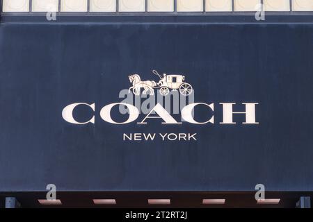 Tokyo, Giappone - 12 aprile 2023: Lettering del marchio Coach New York in un negozio di Tokyo. Coach è una casa di moda americana di lusso specializzata in le Foto Stock