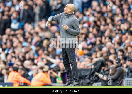 Manchester, Regno Unito. 21 ottobre 2023.. Manchester, Regno Unito. 21 ottobre 2023, il manager del Manchester City Pep Guardiola gesticola durante la partita di Premier League tra Manchester City e Brighton e Hove Albion all'Etihad Stadium di Manchester sabato 21 ottobre 2023. (Foto: Mike Morese | mi News) crediti: MI News & Sport /Alamy Live News Foto Stock