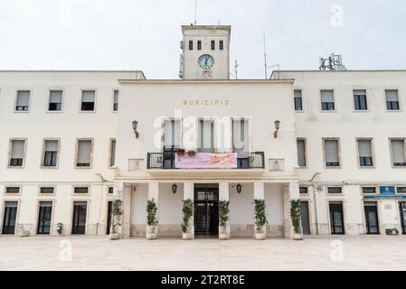 Locorotondo, Puglia, Italia - 5 ottobre 2023: La facciata del Municipio di Locorotondo, città metropolitana di Bari. Foto Stock