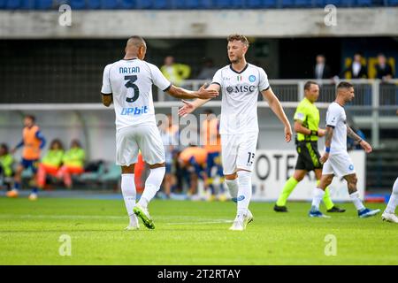 Verona, Italia. 21 ottobre 2023. Natan De Souza del Napoli e Amir Rrahmani del Napoli festeggiano dopo che Khvicha Kvaratskhelia del Napoli ha segnato un gol durante la partita Hellas Verona FC vs SSC Napoli, partita di serie A di Verona, Italia, 21 ottobre 2023 credito: Independent Photo Agency/Alamy Live News Foto Stock